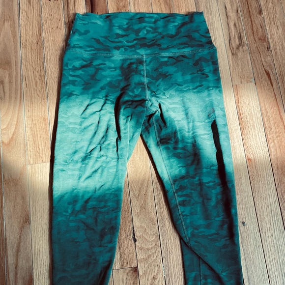 Beyond Yoga Midi Legging in Eden Green Camo Jacquard M - Picture 3 of 4